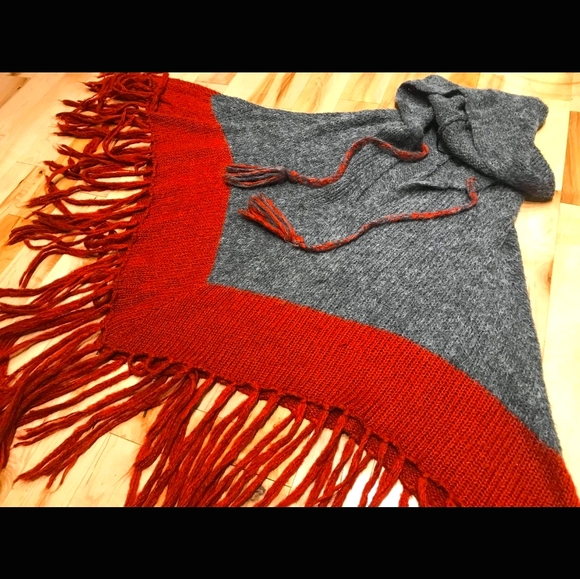 Beautiful knit poncho - Picture 5 of 7